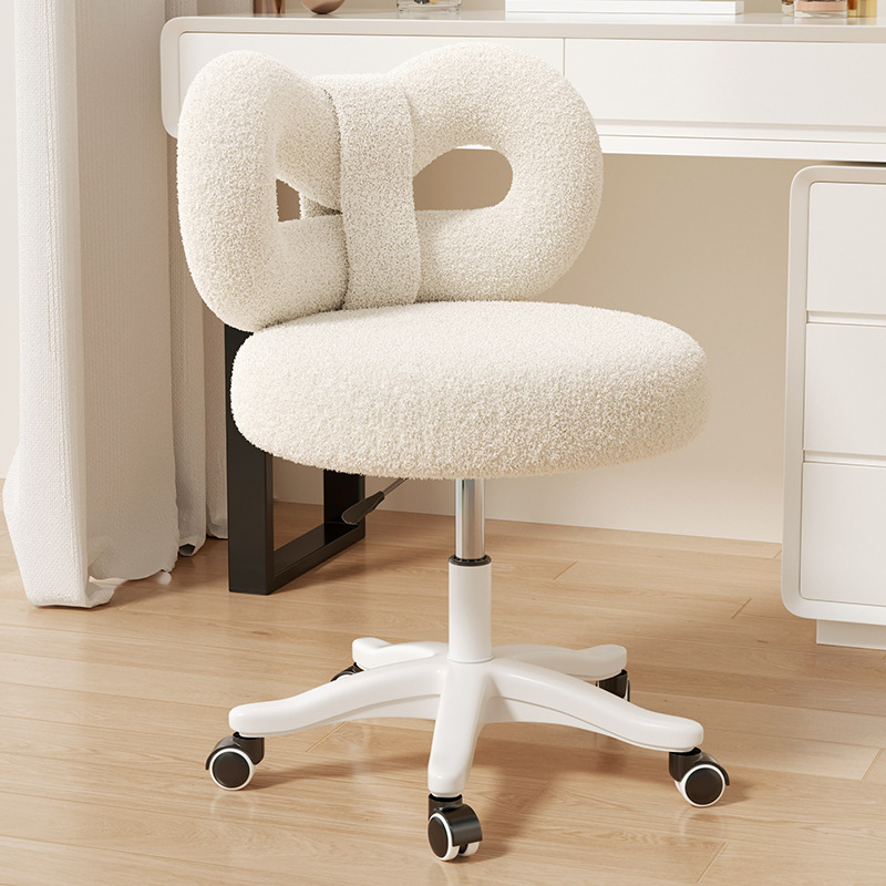 Furniture Lighting & Decor Magazine - Nowe krzesło do toaletki w stylu